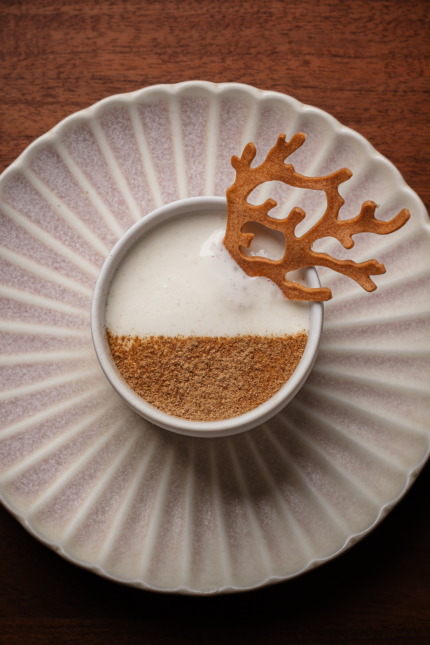 Plato de coral con dos texturas — Punto Amor, restaurante gastronómico Campoamor
