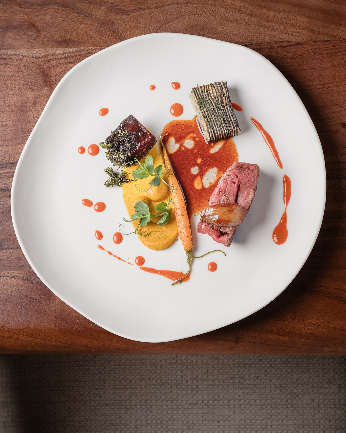 Cordero, zanahoria y jus reducido — plato principal Punto Amor