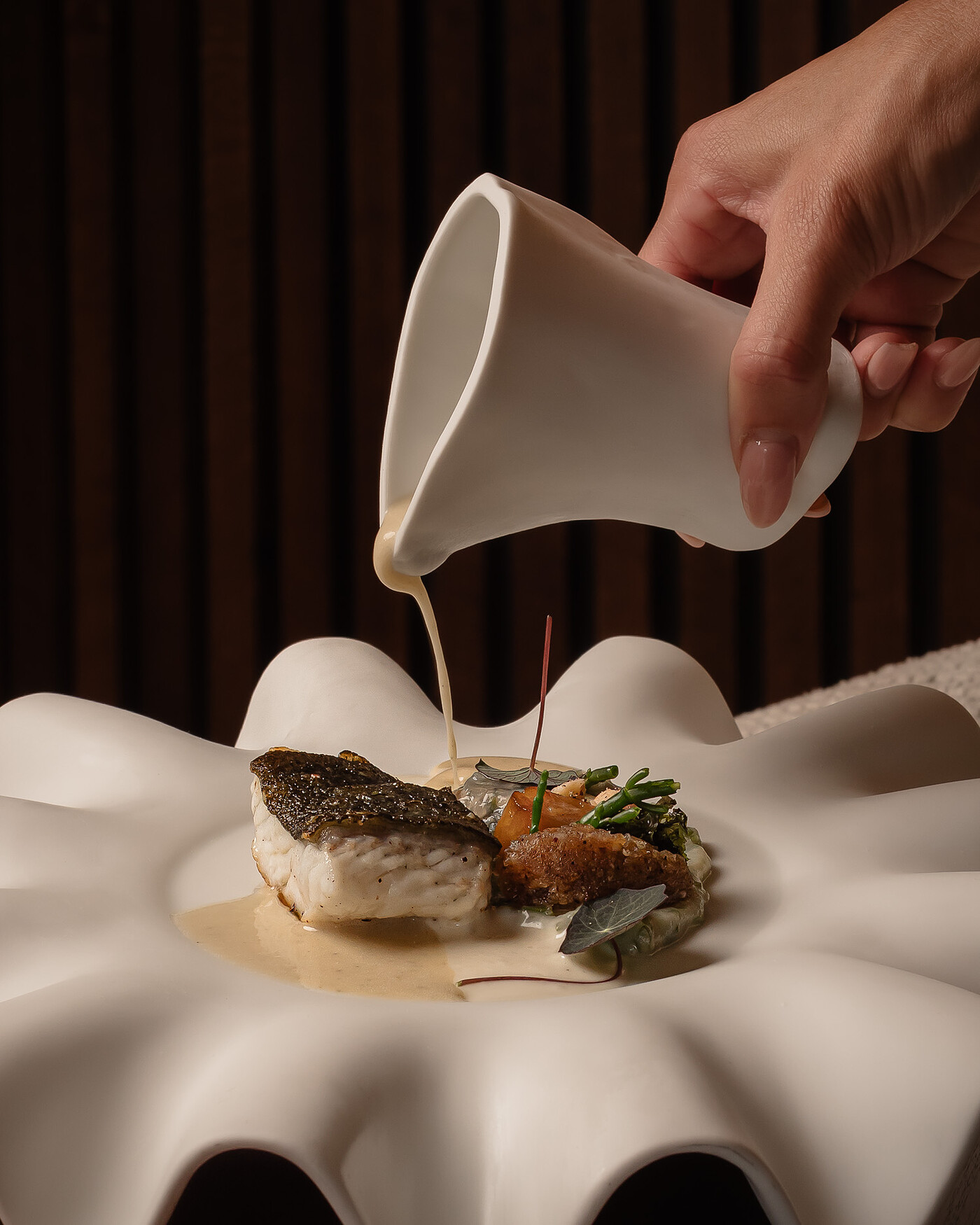 Pescado del día con jugo cremoso — cocina de mercado Punto Amor Campoamor