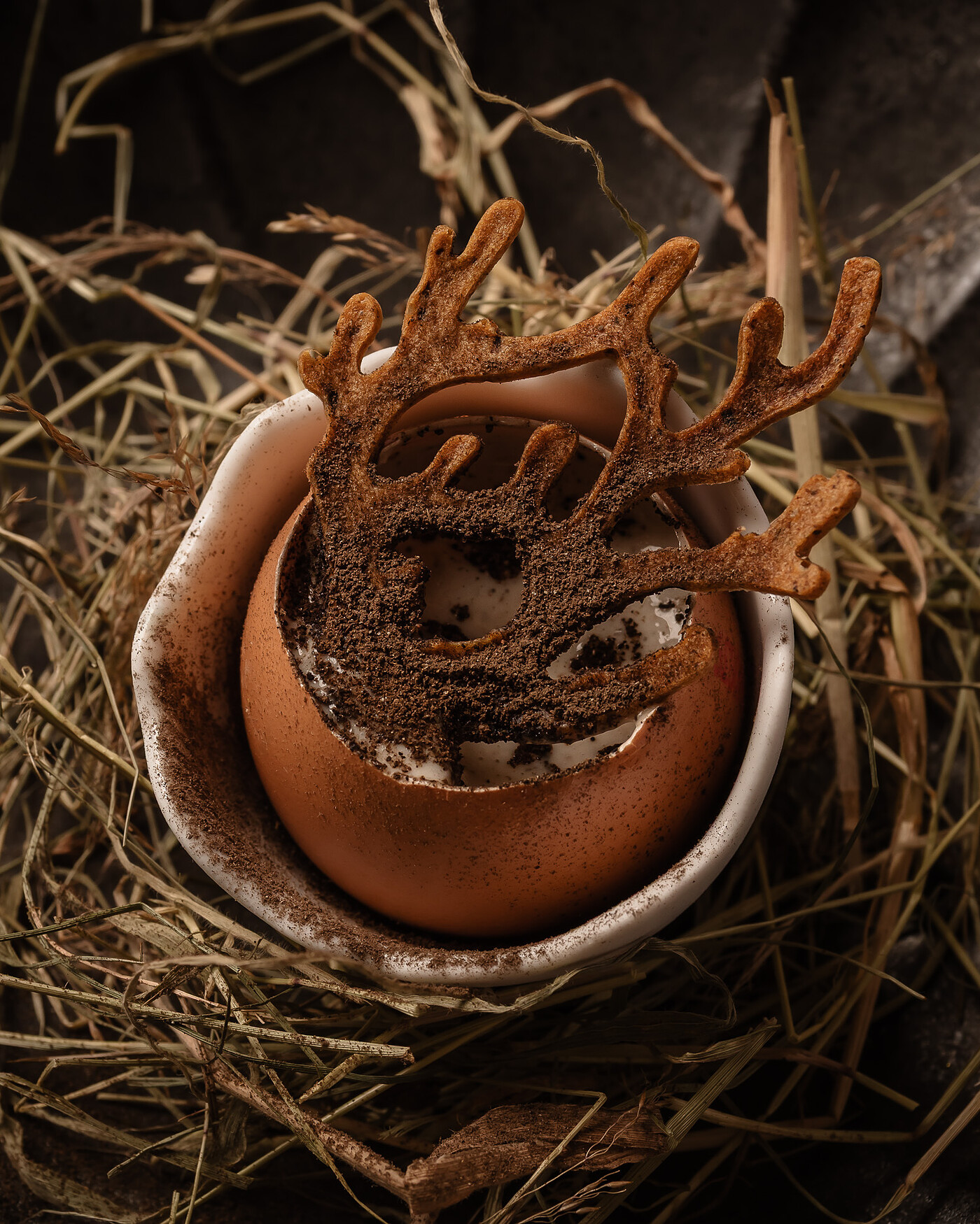 Huevo de corral con teja de cacao en nido de heno — Punto Amor by Loucas Mengal, restaurante gastronómico en Campoamor